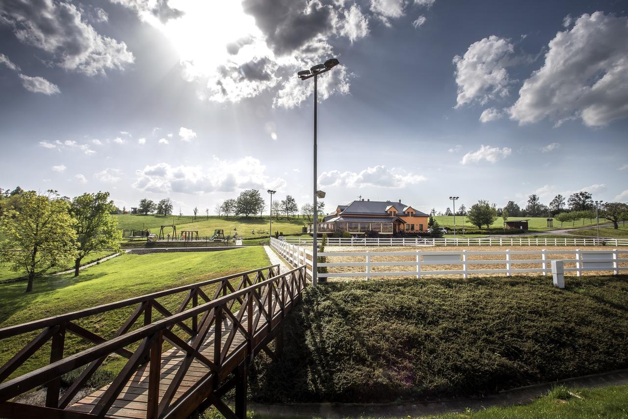 Hotel Horse Riding - Jezdecky Areal Tršice エクステリア 写真