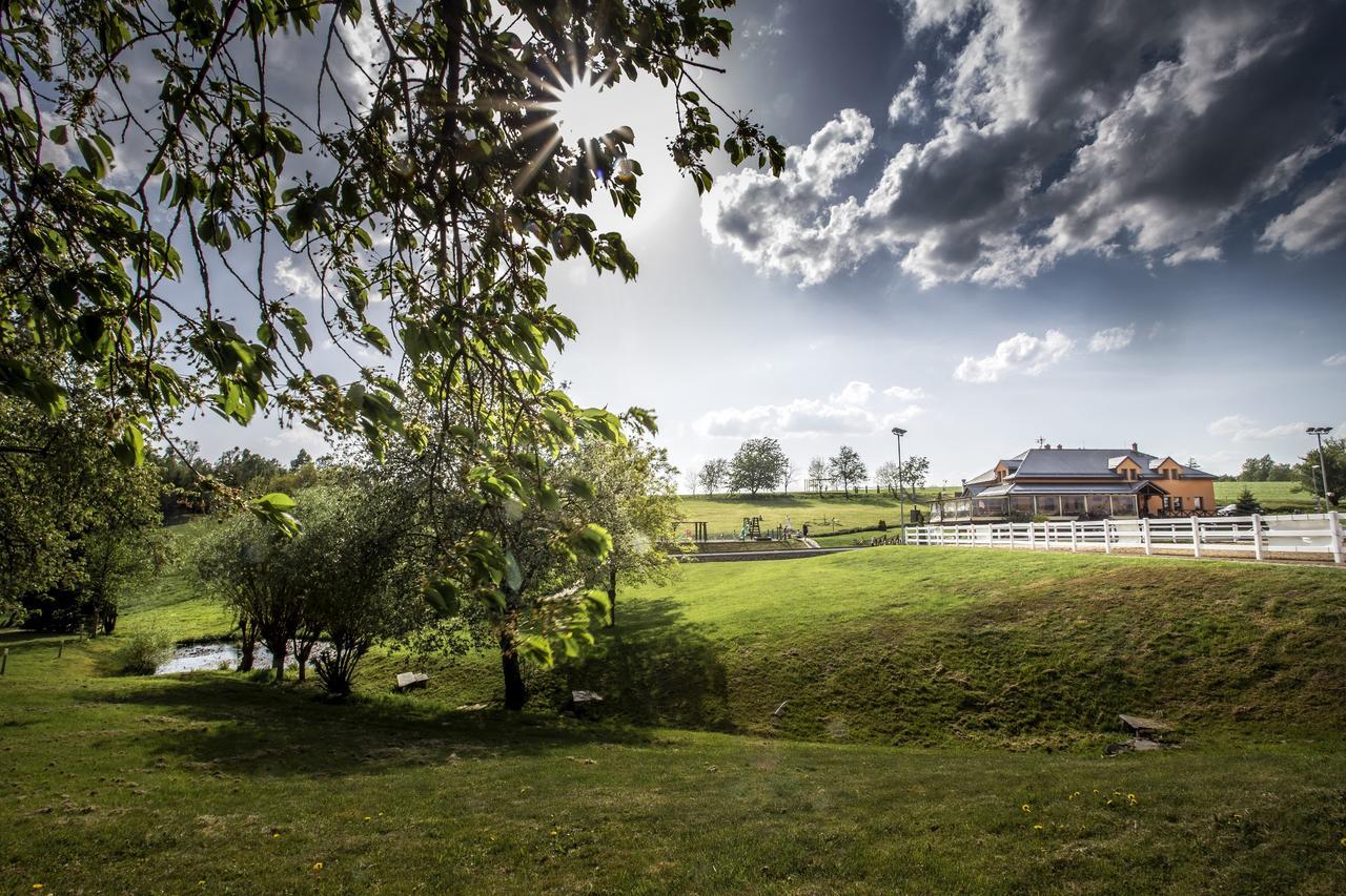 Hotel Horse Riding - Jezdecky Areal Tršice エクステリア 写真