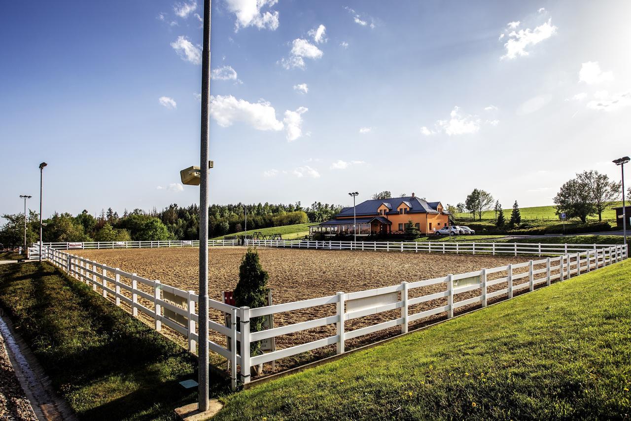 Hotel Horse Riding - Jezdecky Areal Tršice エクステリア 写真