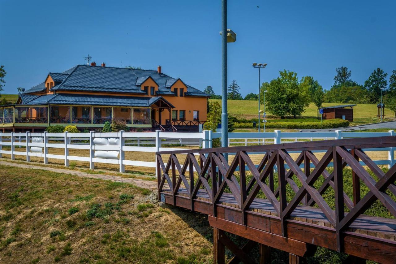 Hotel Horse Riding - Jezdecky Areal Tršice エクステリア 写真