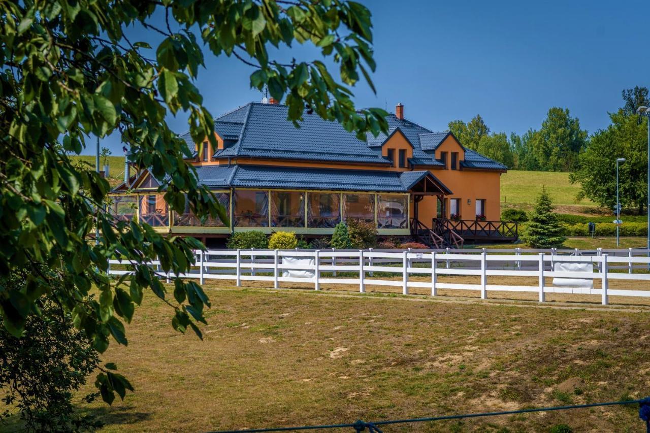 Hotel Horse Riding - Jezdecky Areal Tršice エクステリア 写真